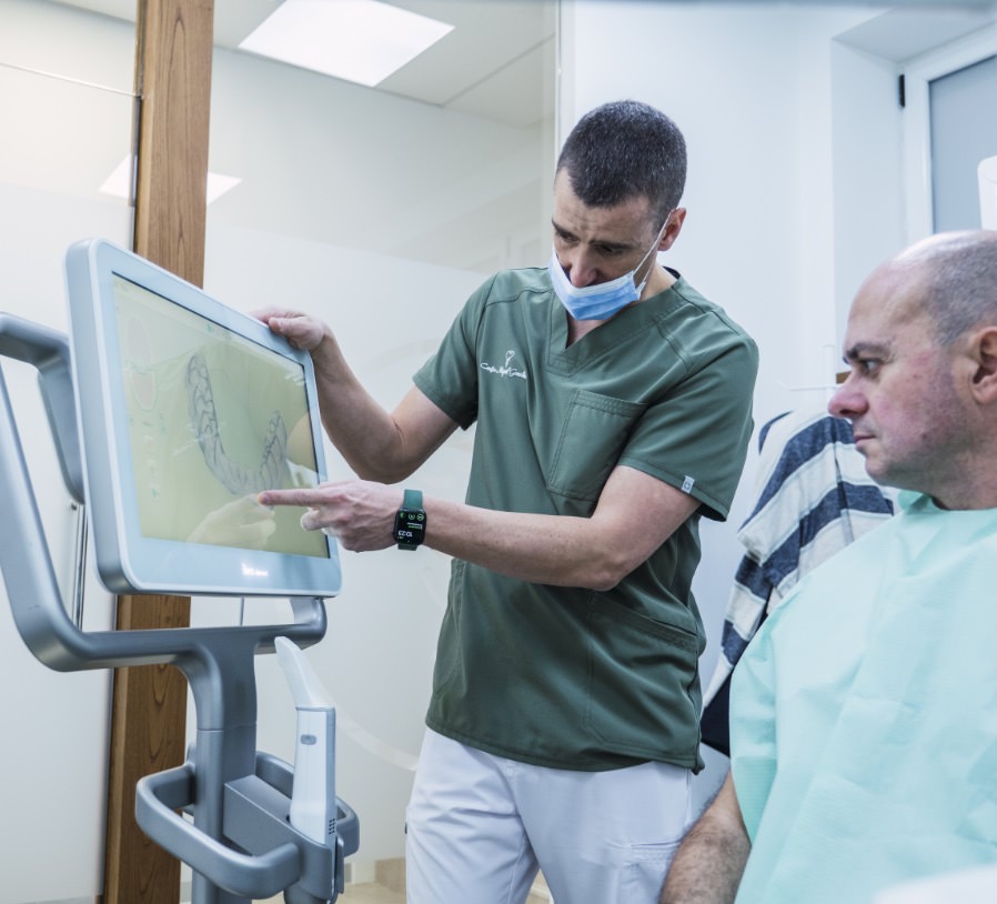 Dentista en Oviedo explicando caso al paciente - Centro Odontológico Miguel González