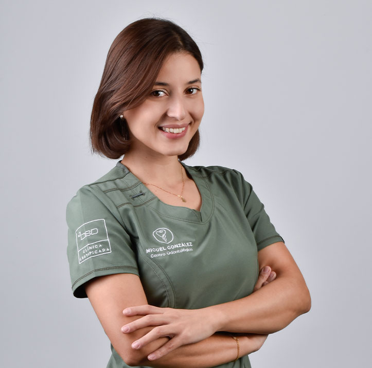 Luisa Castillo - Dentista en Oviedo especialista en Periodoncia y endodoncia