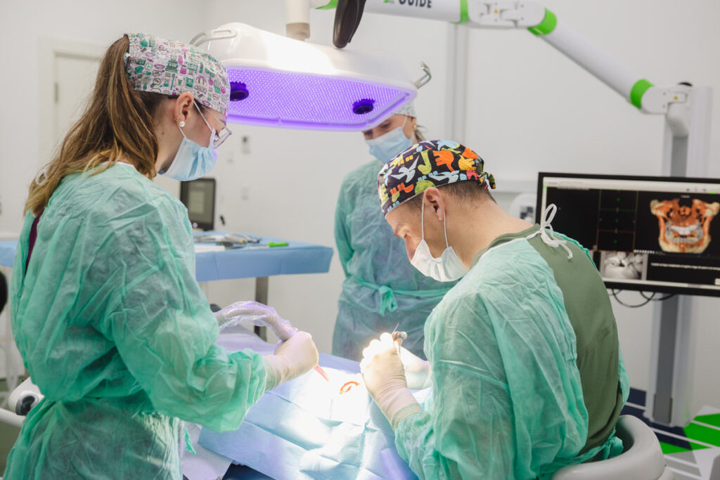 Cirugía dental en Oviedo por Miguel González en Centro Odontológico Asturias 2