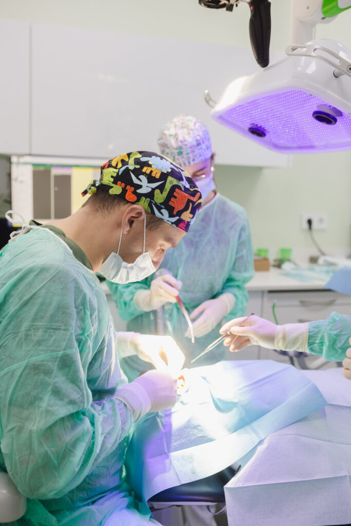Cirugía dental en Oviedo por Miguel González en Centro Odontológico Asturias 4