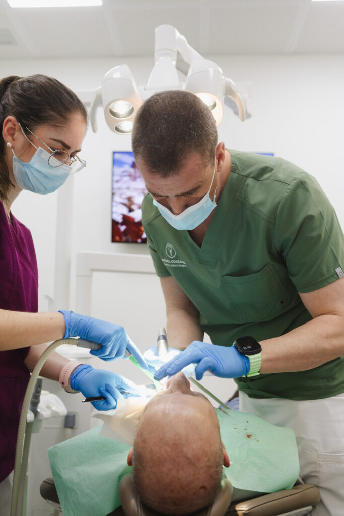 Cirugía dental en Oviedo por Miguel González en Centro Odontológico Asturias 107